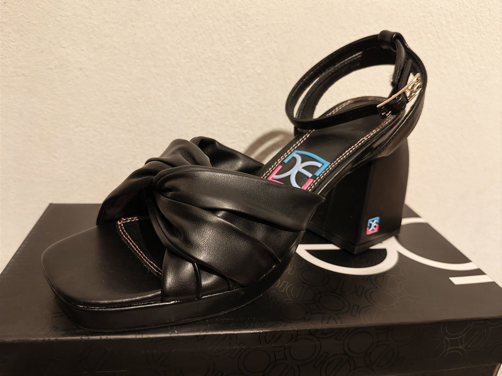 Sandalias Cloe negras con tacón grueso número 24.5