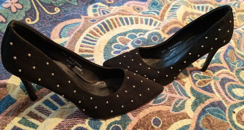 Zapatos de tacón negro con perlas decorativas