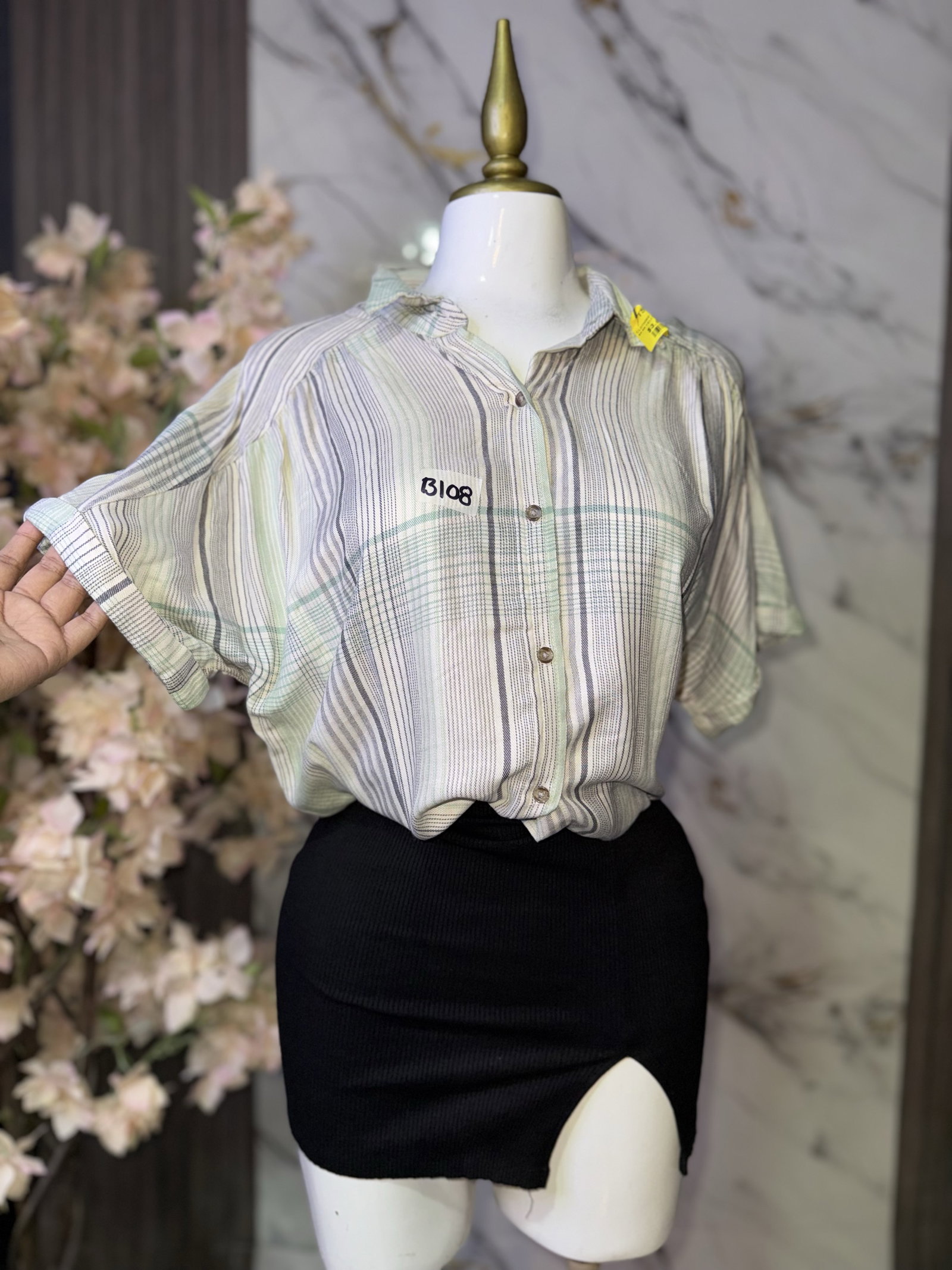 Camisa Universal Thread Talla L en Buen Estado