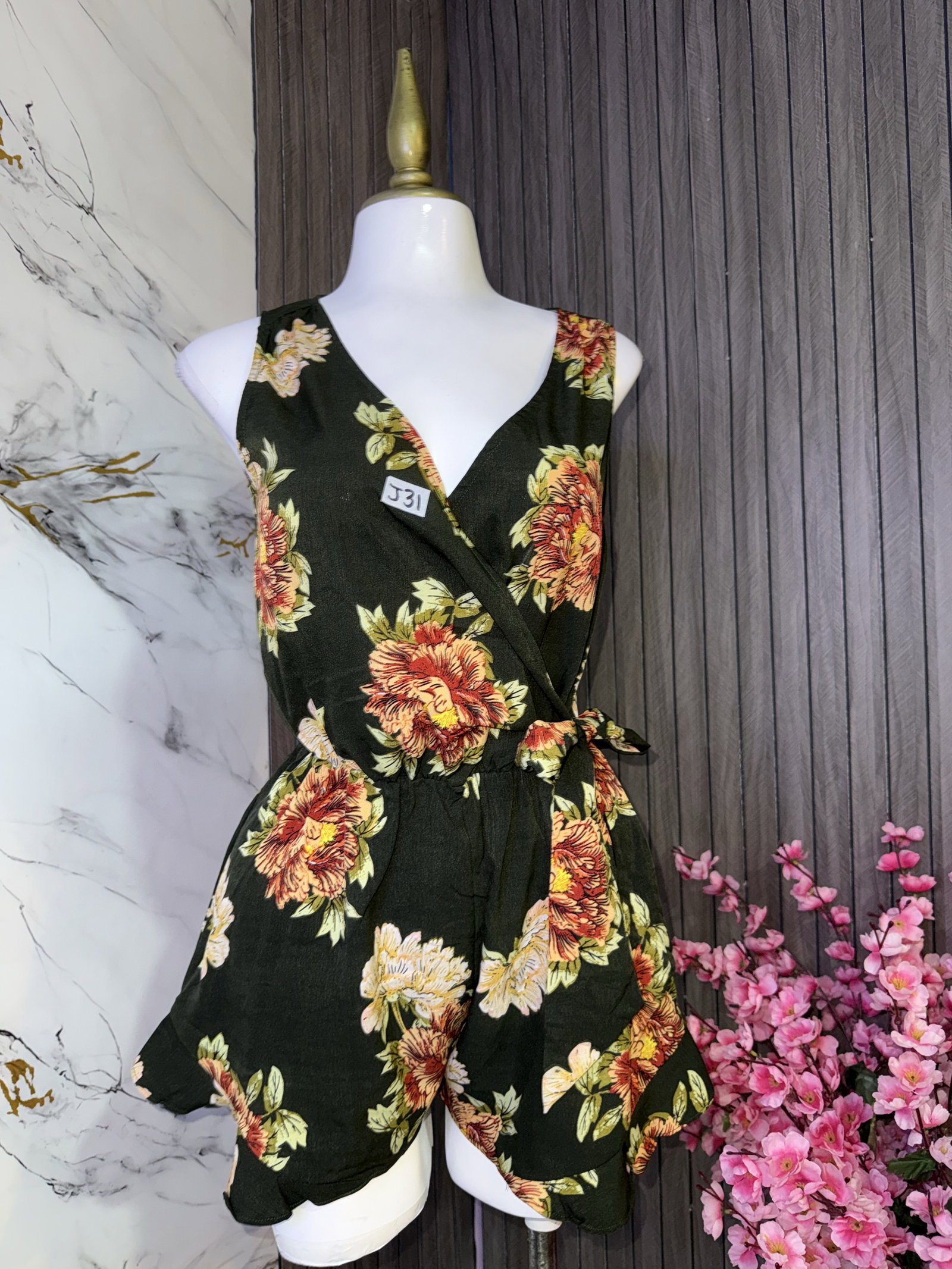 Jumpsuit corto floral cruzado verde olivo - Talla S