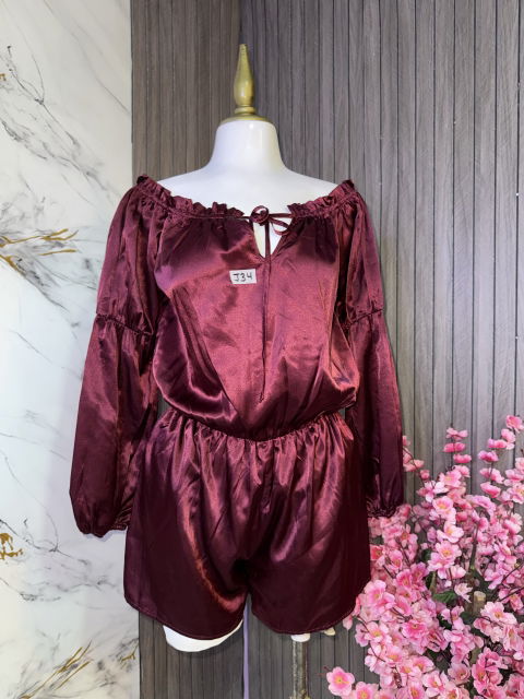 Jumpsuit corto satinado color vino talla L