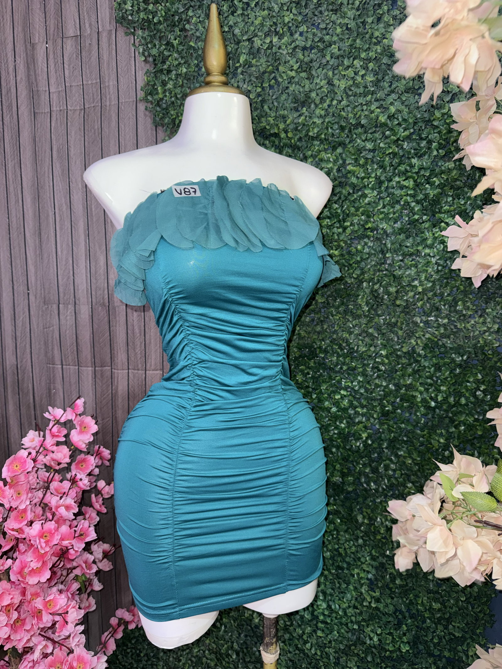 Vestido Verde Ajustado con Detalles de Flores