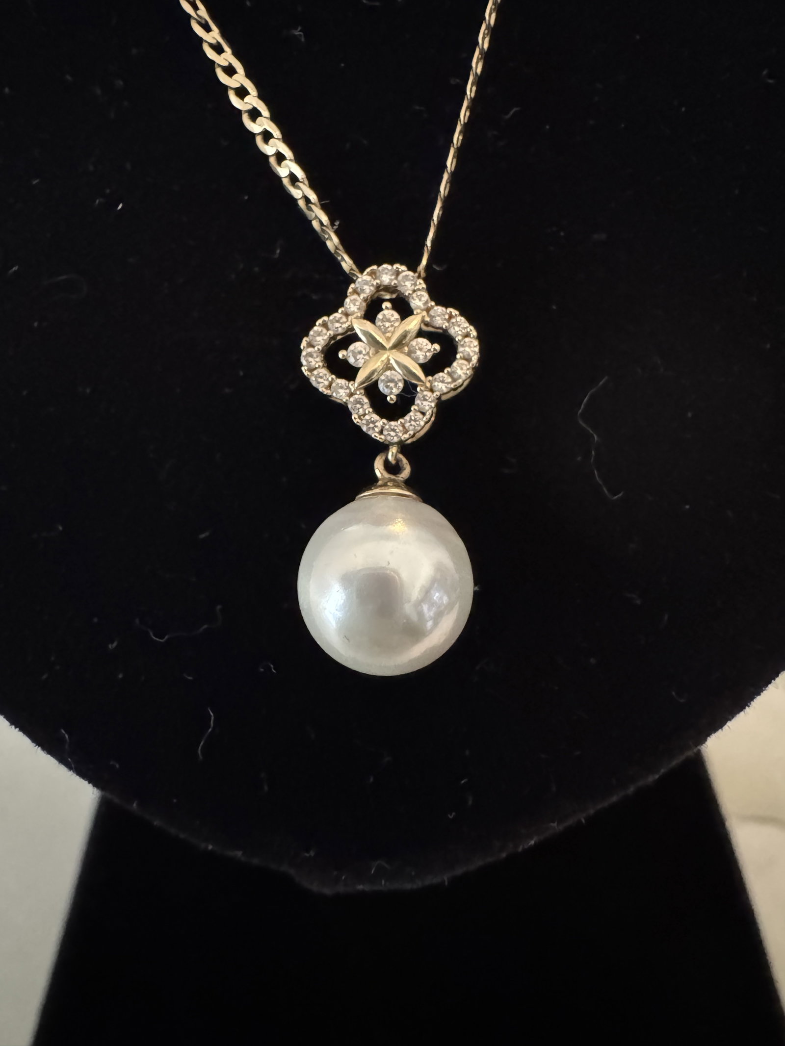 Dije de oro con perla 