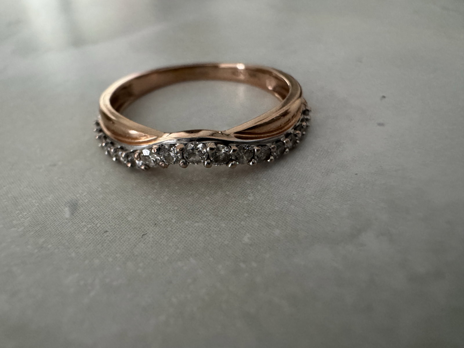Anillo de Oro Rosa 14K con Diamantes
