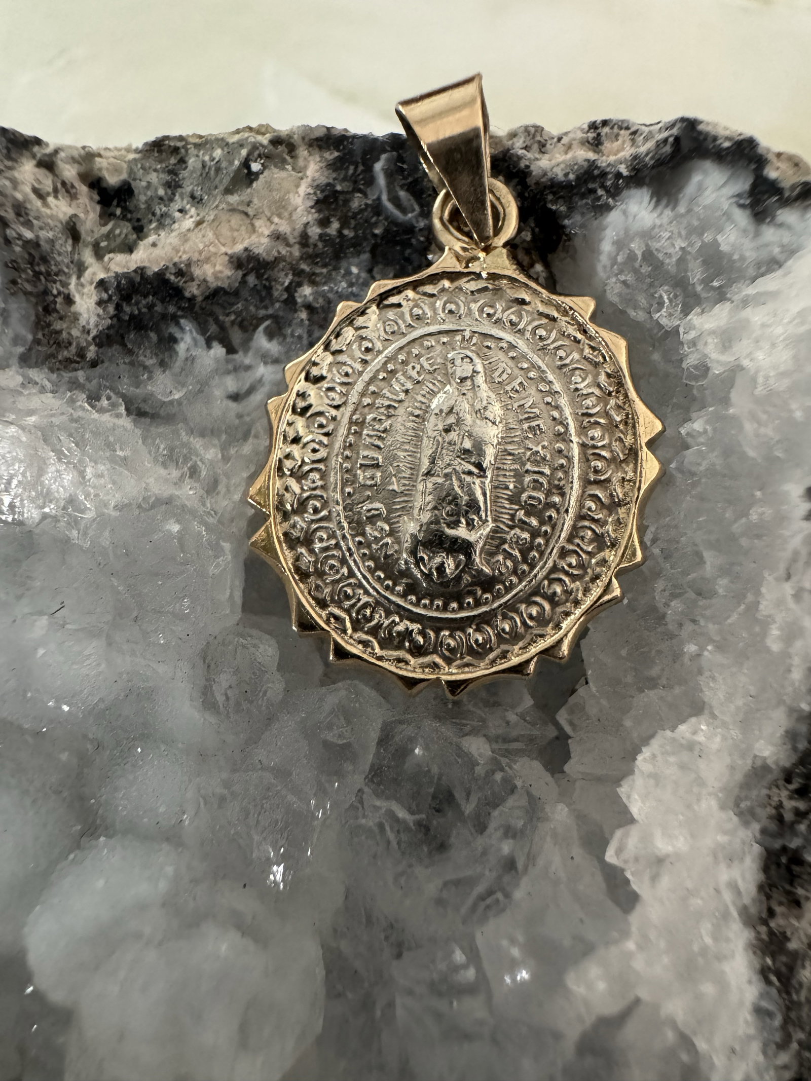 Dije de oro y plata de la virgen