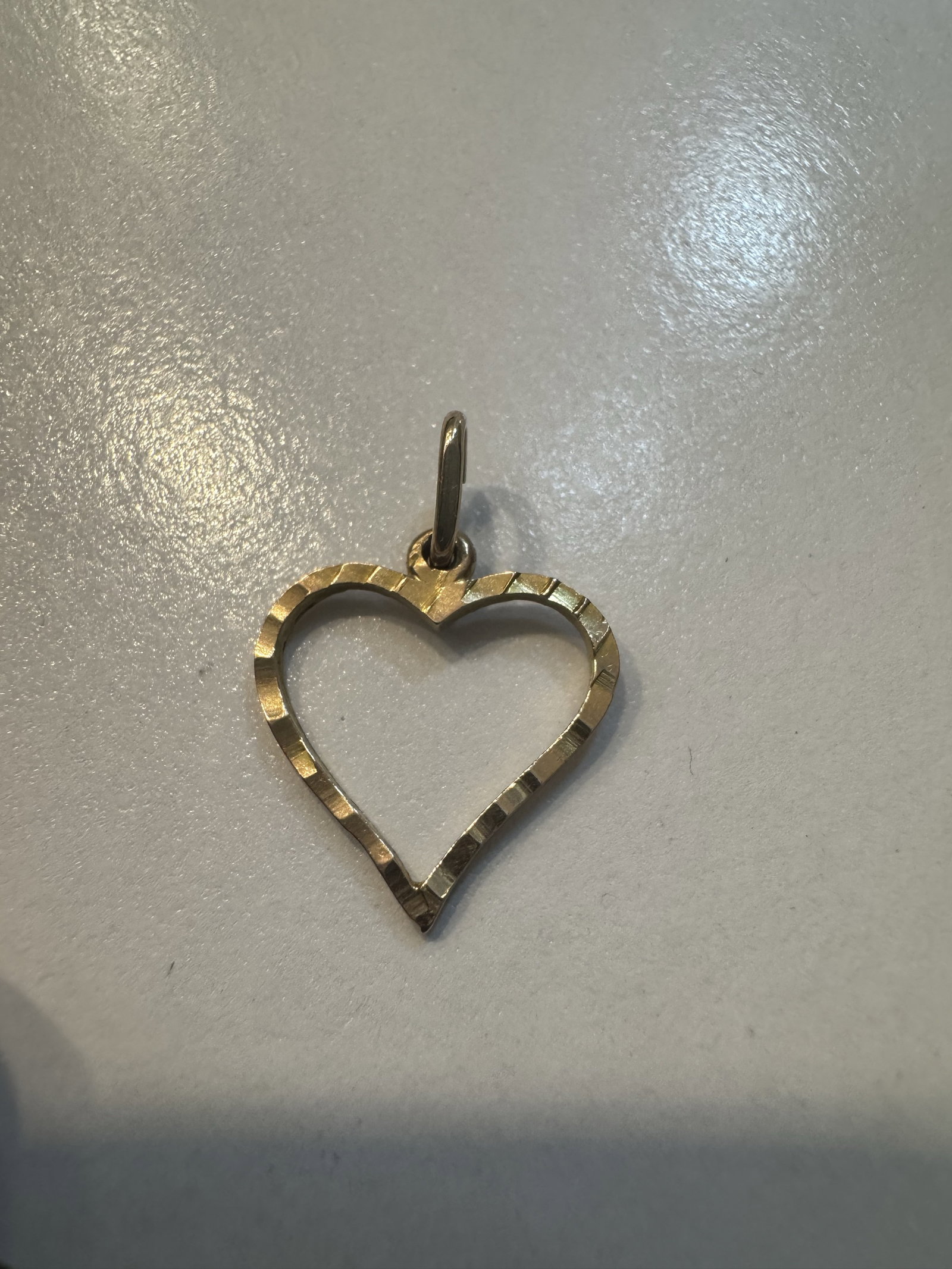 Dije de oro corazón 