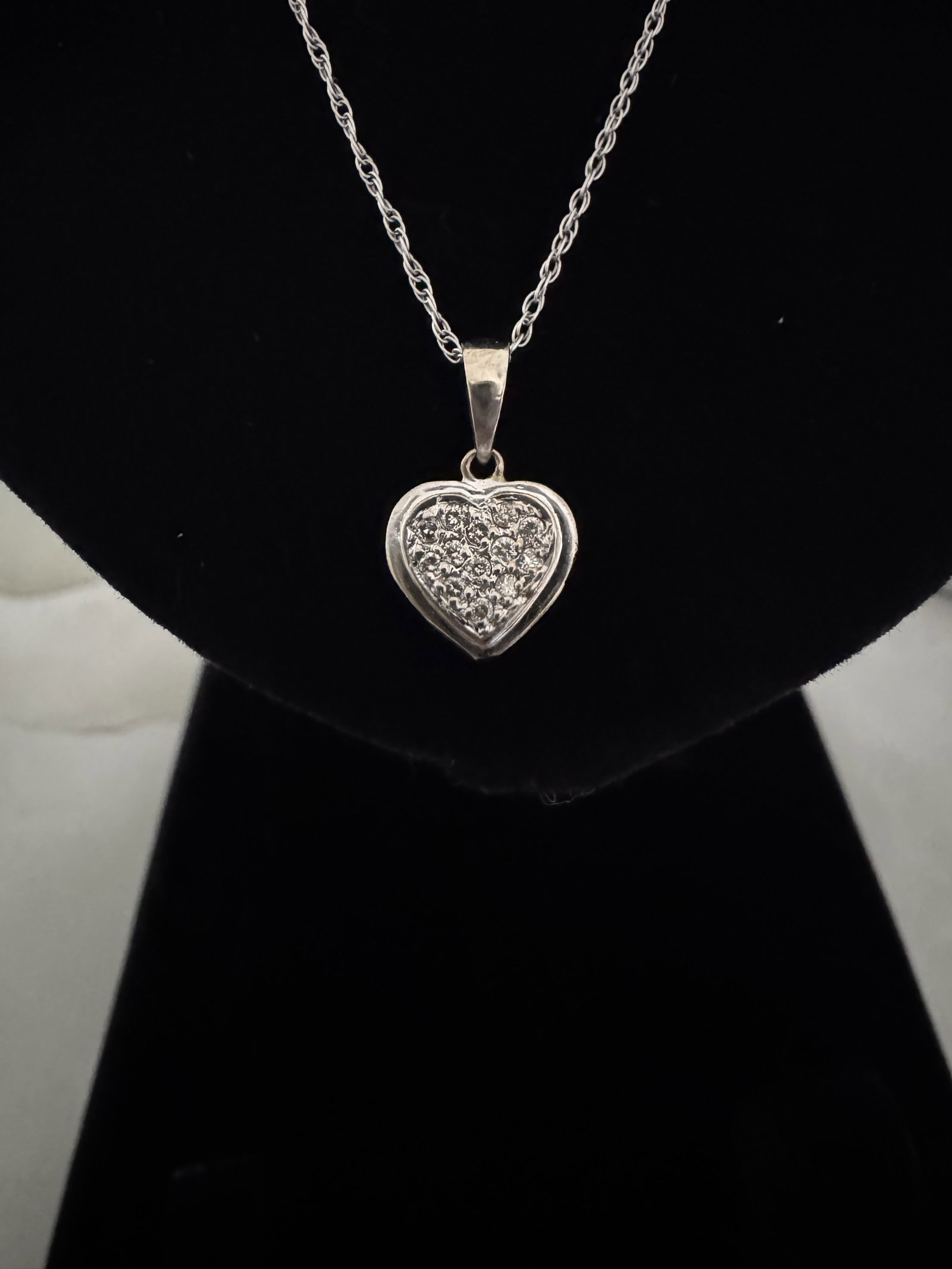 Collar y Dije de Oro en Forma de Corazón