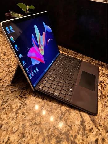 LAPTOP/Tablet SURFACE PRO 9 touch 256G memoria con teclado y pluma Original Microsoft como nuevo