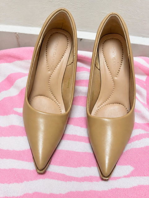Zapatillas color beige número 23 en buen estado