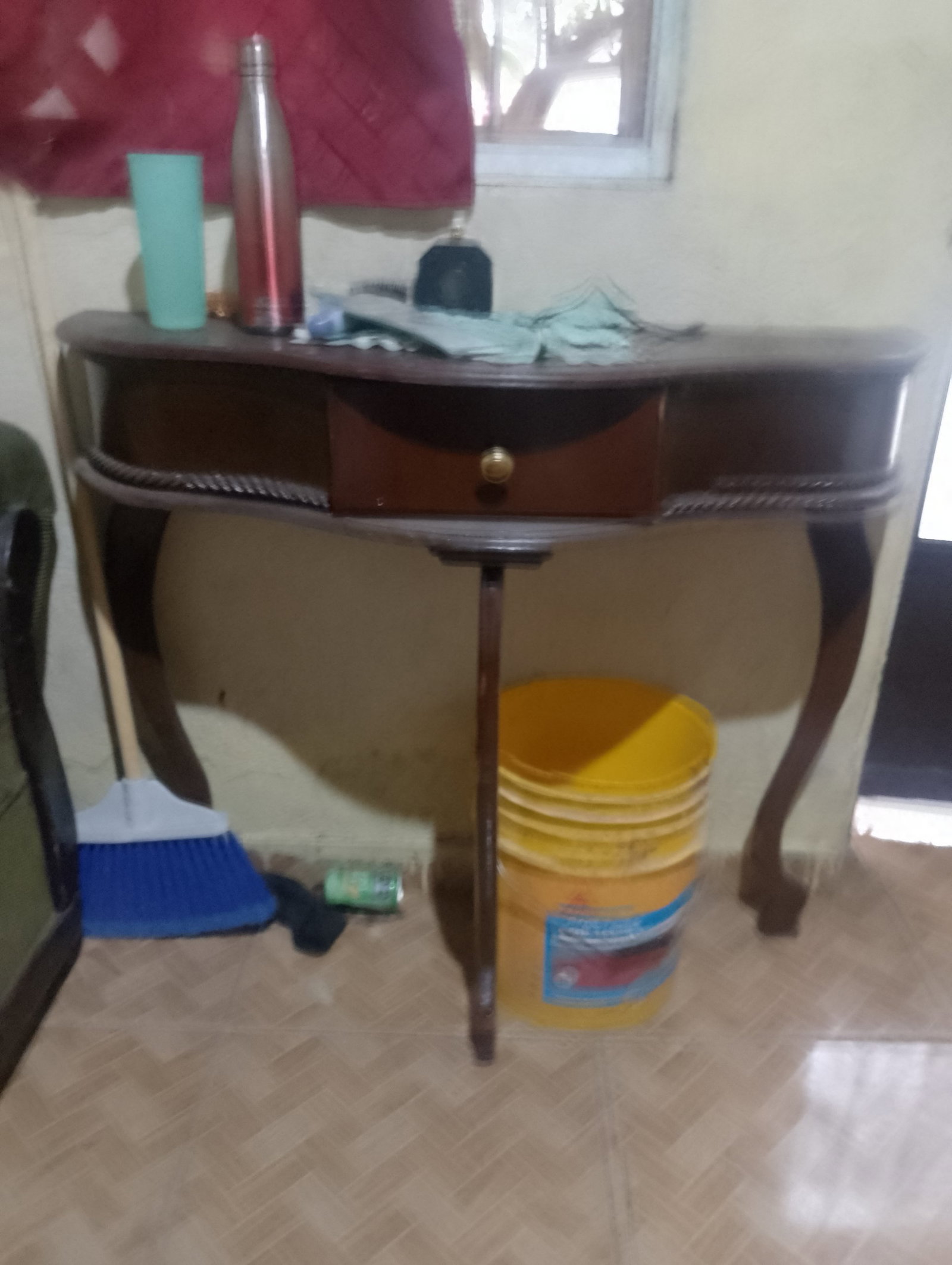Coqueta de tres patas en buen estado