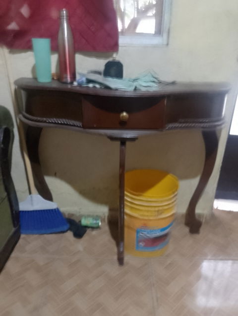 Coqueta de tres patas en buen estado