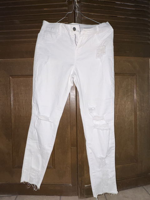 Pantalones blancos rotos de mujer