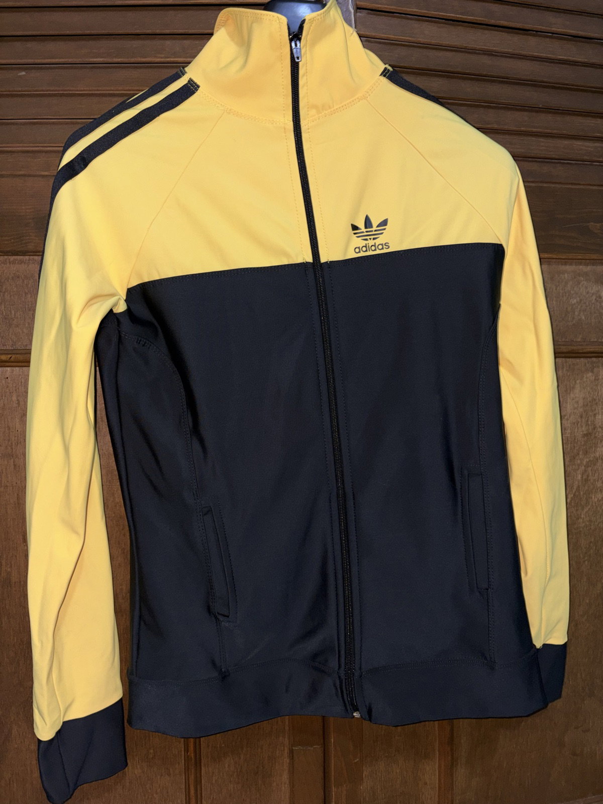 Chamarra Adidas amarilla y negra