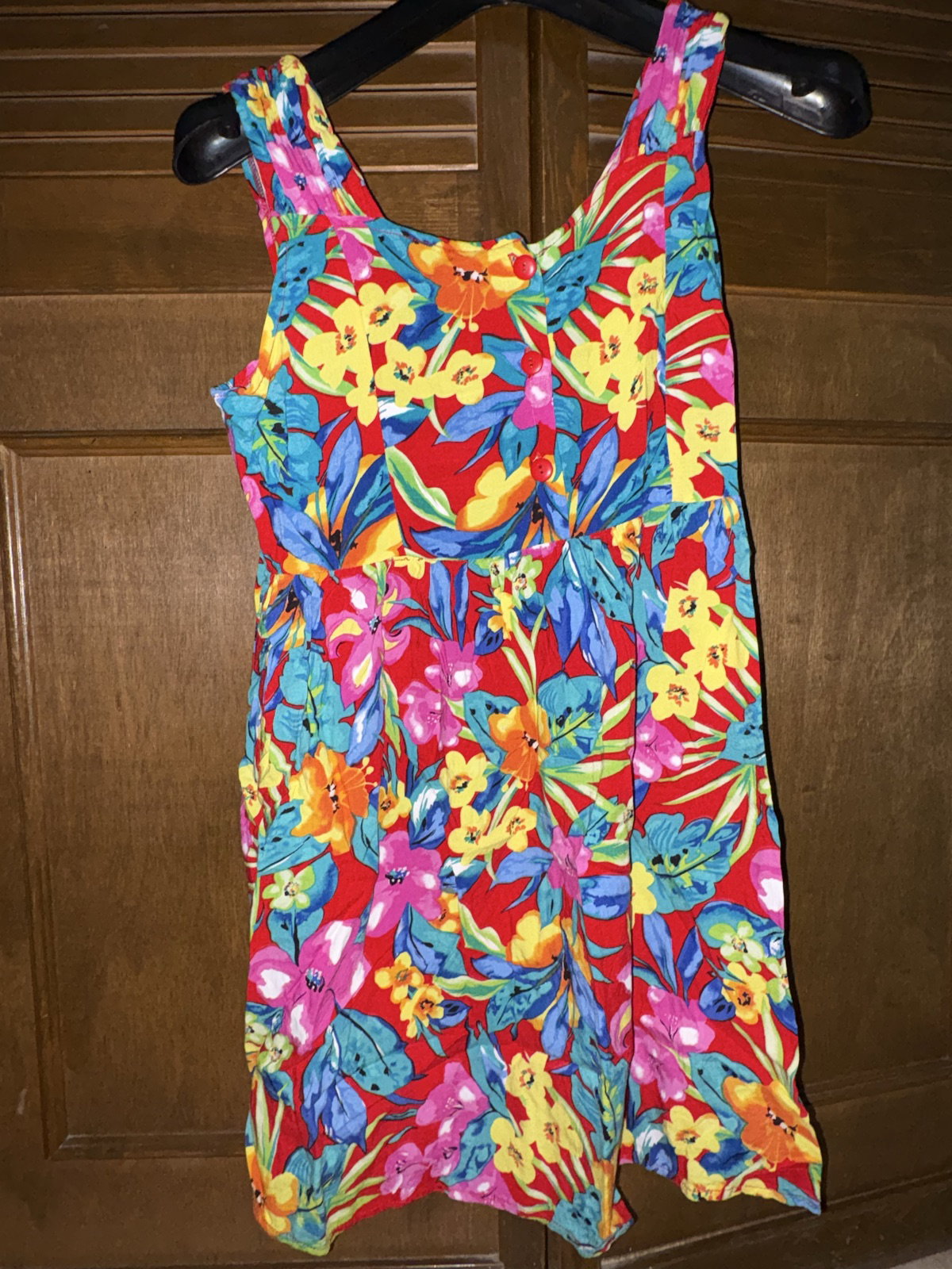 Vestido de verano colorido con estampado floral
