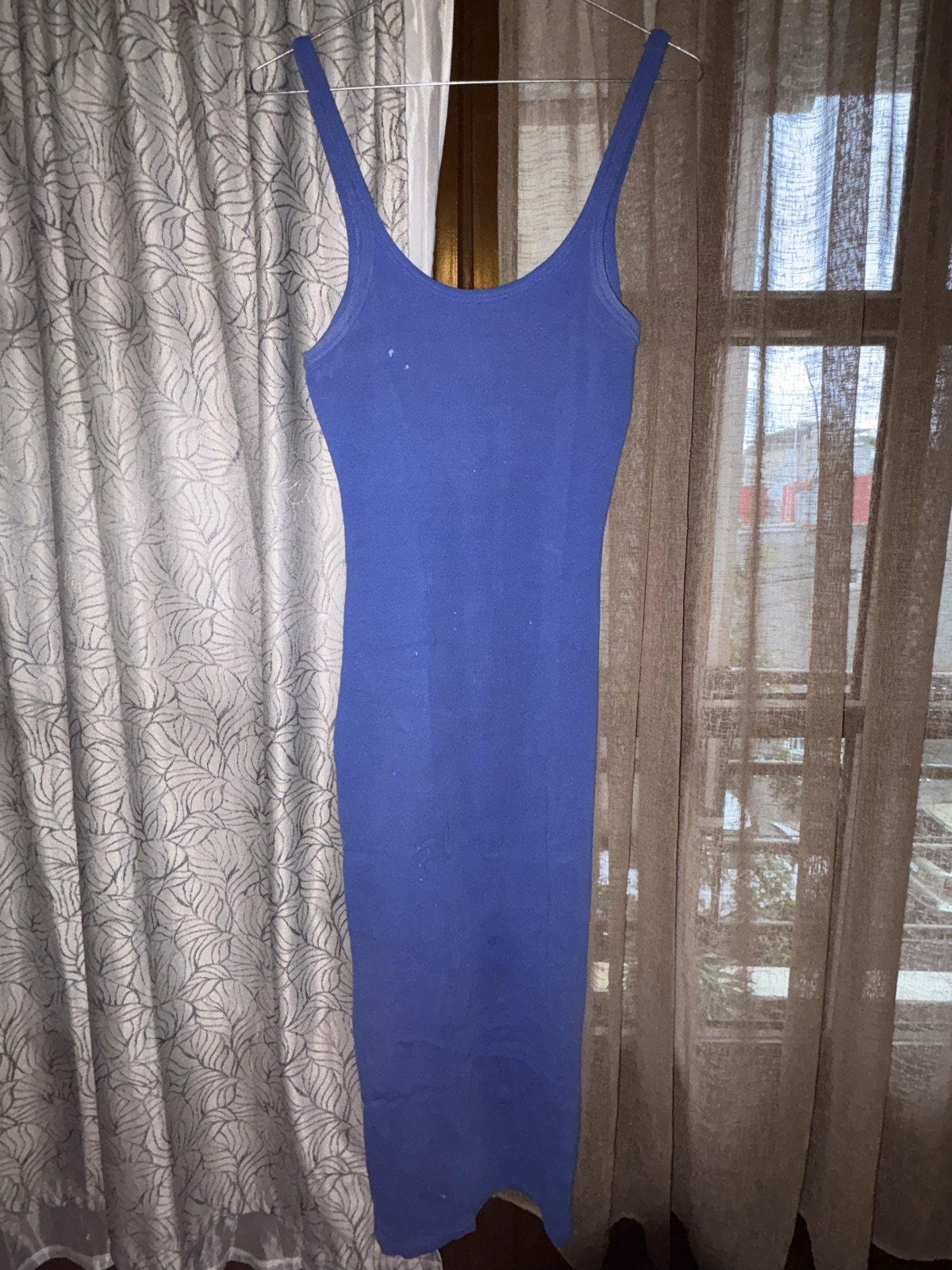 Vestido azul ajustado de tirantes