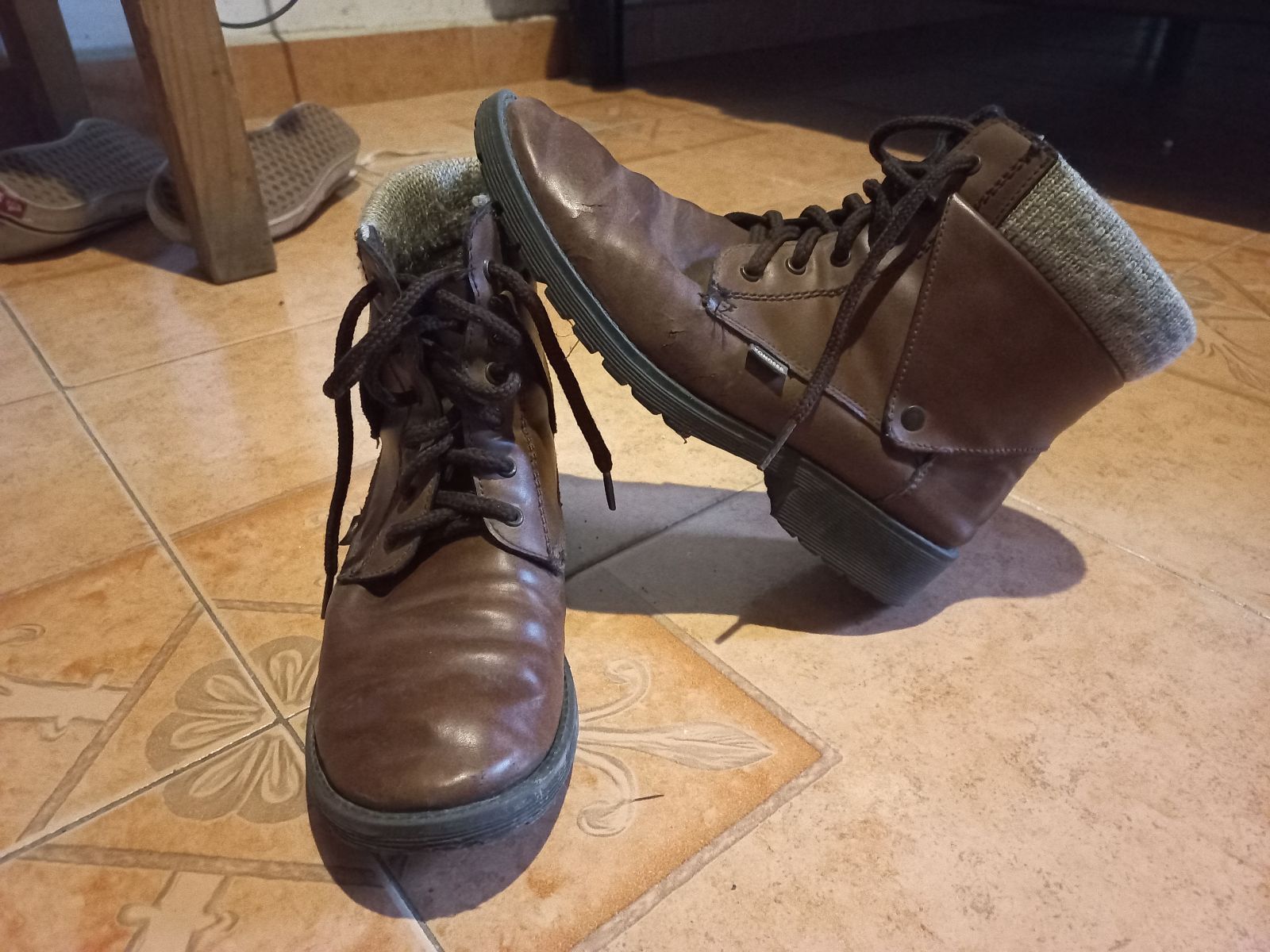Botas de cuero marrón con forro de lana