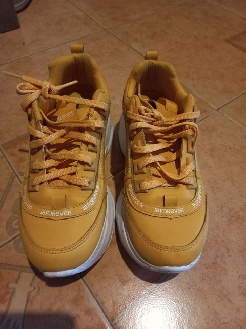 Tenis amarillos 18 Forever en buen estado