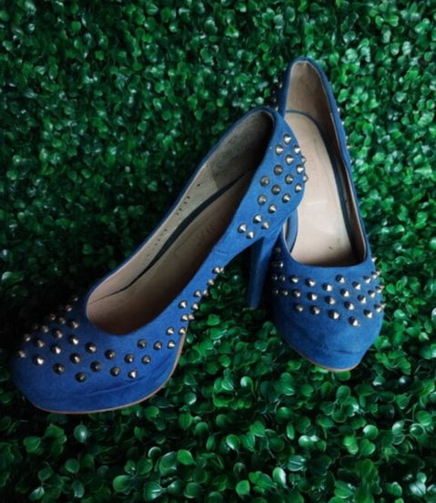 Tacones Perugia azules con estoperoles