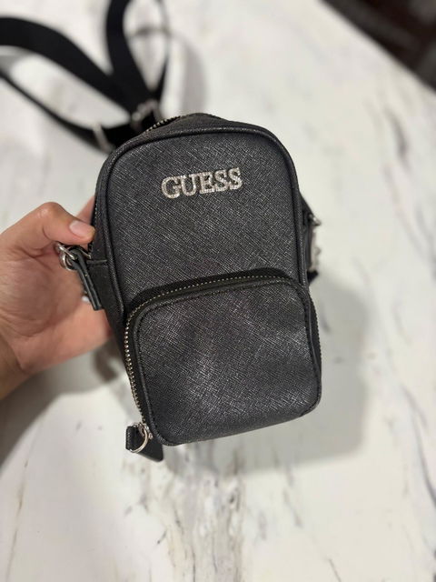 Bolsa Guess pequeña negra con letras plateadas