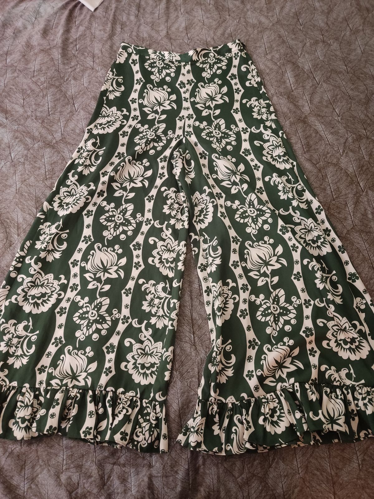 Pantalón de vestir Zara verde con estampado floral