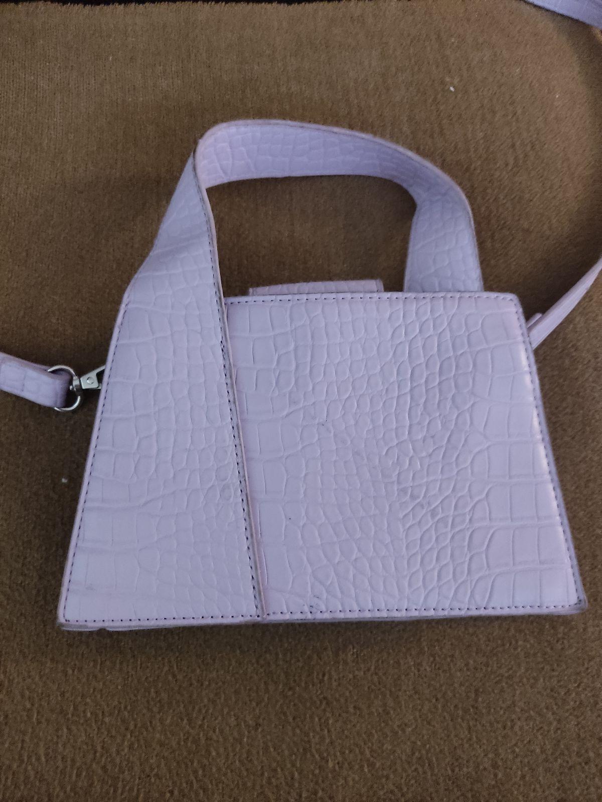 Bolso lila con textura de piel de cocodrilo