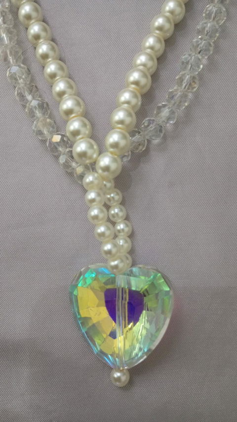Collar de perlas con corazón de cristal