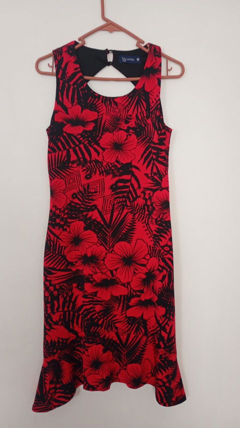 Vestido de verano con estampado floral rojo y negro