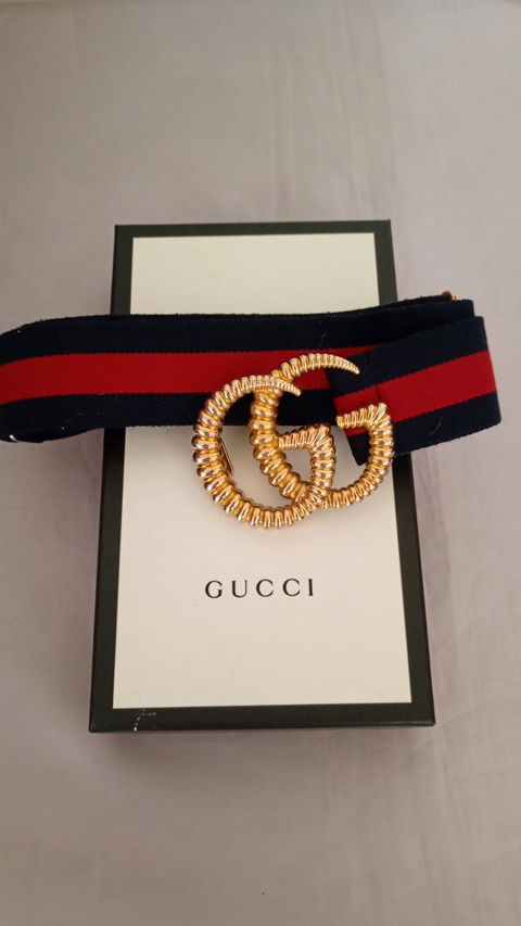 Cinturón Gucci con hebilla dorada