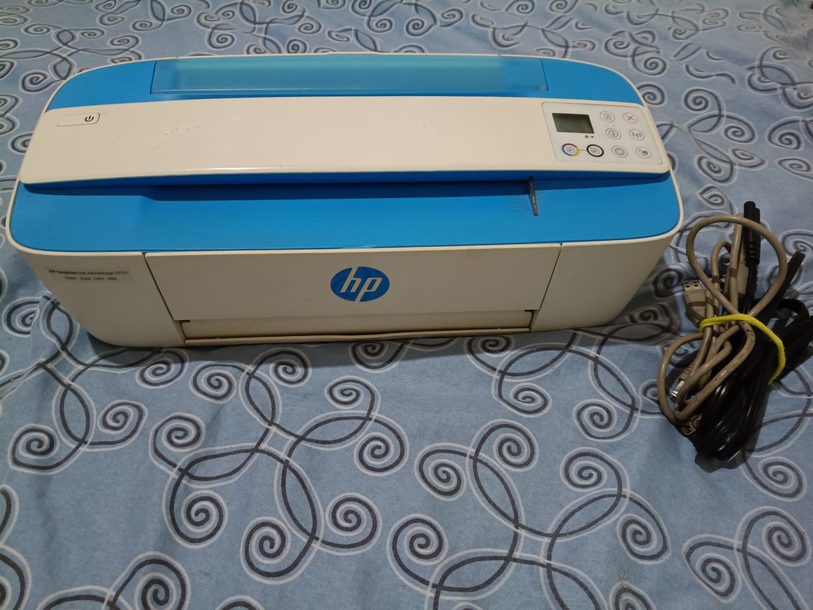 Impresora HP multifuncional.