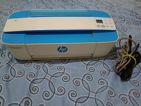 Impresora HP multifuncional.