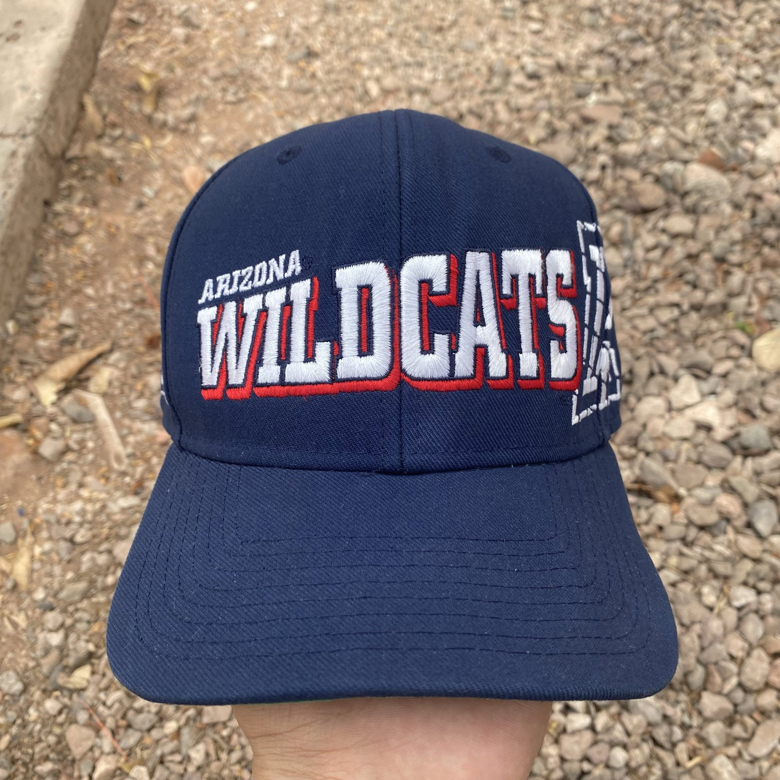 Gorra Arizona Wildcats Ajustable con Logos Bordados