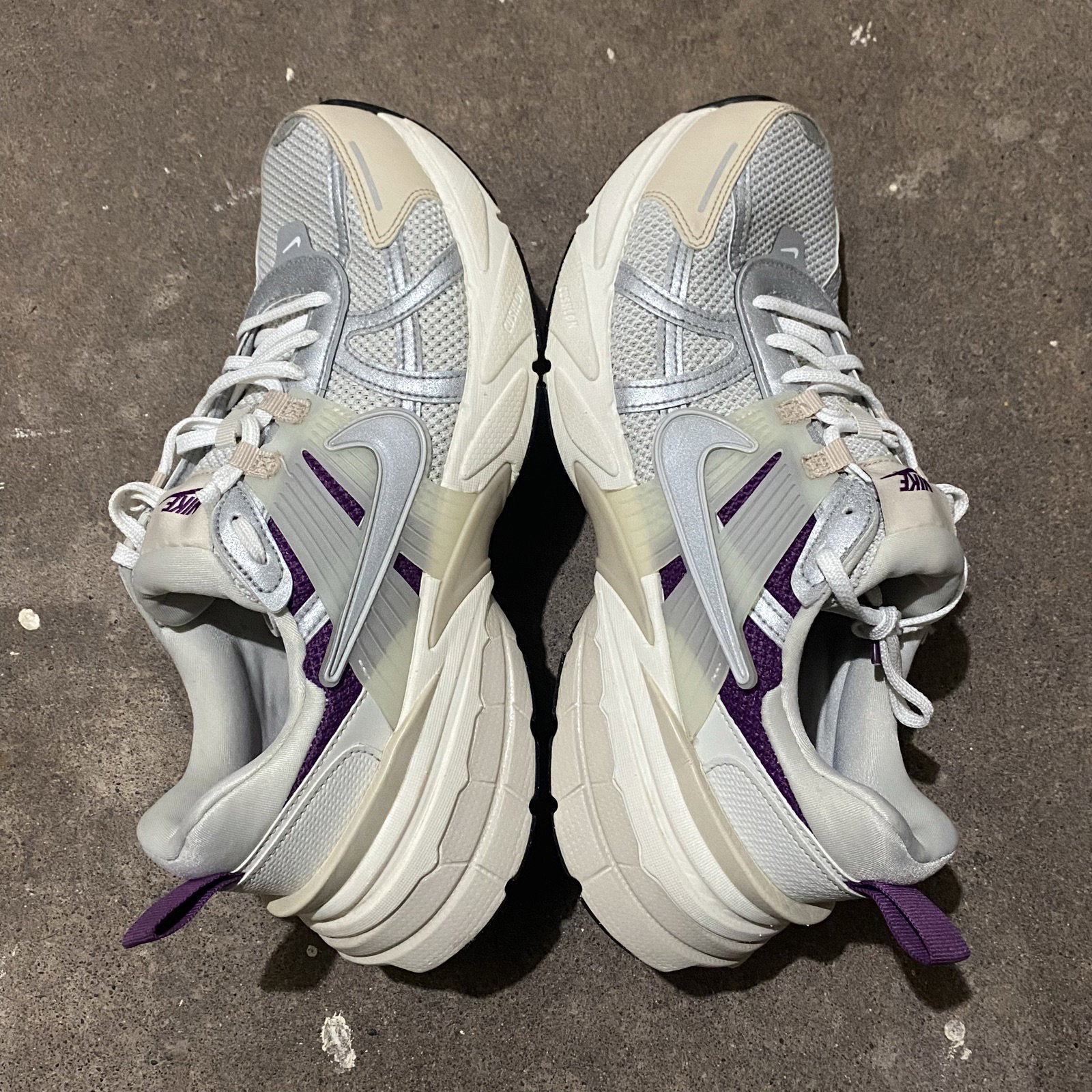 Tenis Nike V2K Run Premium ‘Light Bone Viotech’ Talla 11.5us