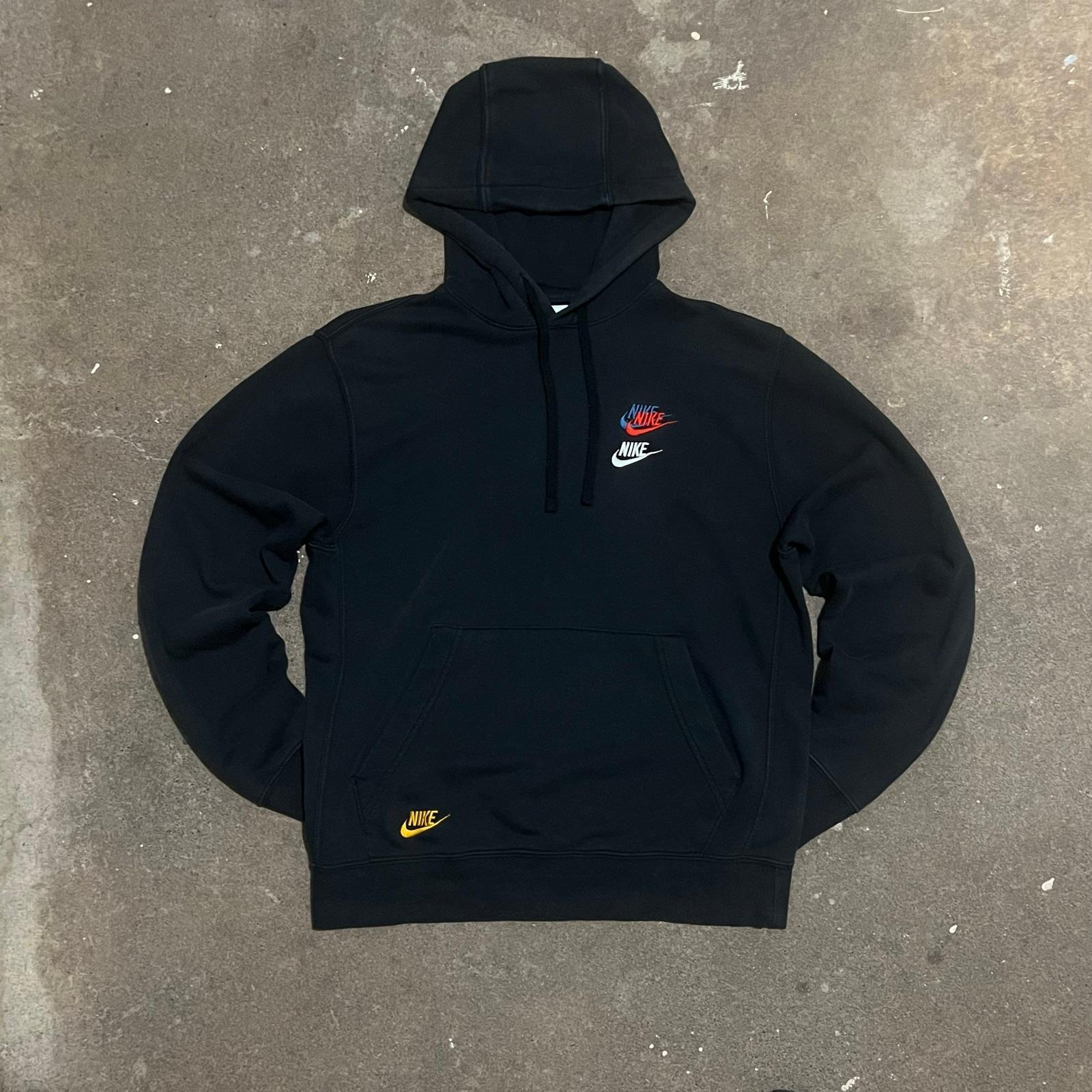 Sudadera Nike con múltiples bordados, talla S