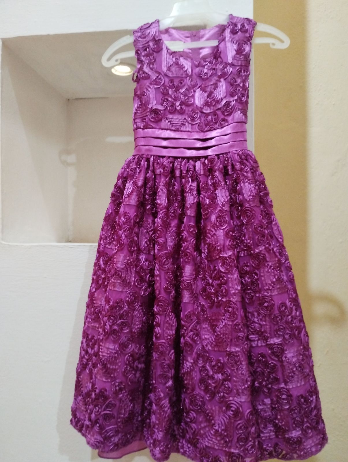Vestido de niña color morado con detalles de flores