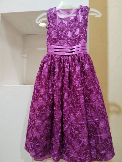 Vestido de niña color morado con detalles de flores