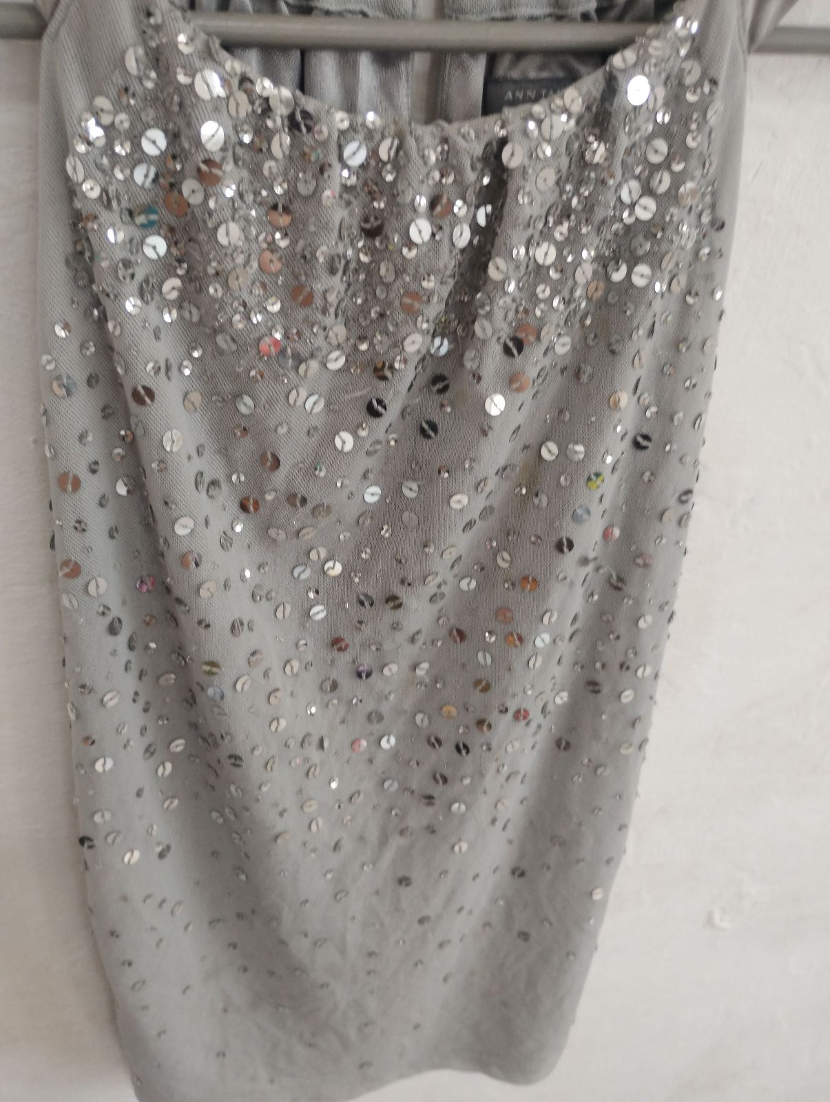 Blusa de fiesta gris con lentejuelas brillantes