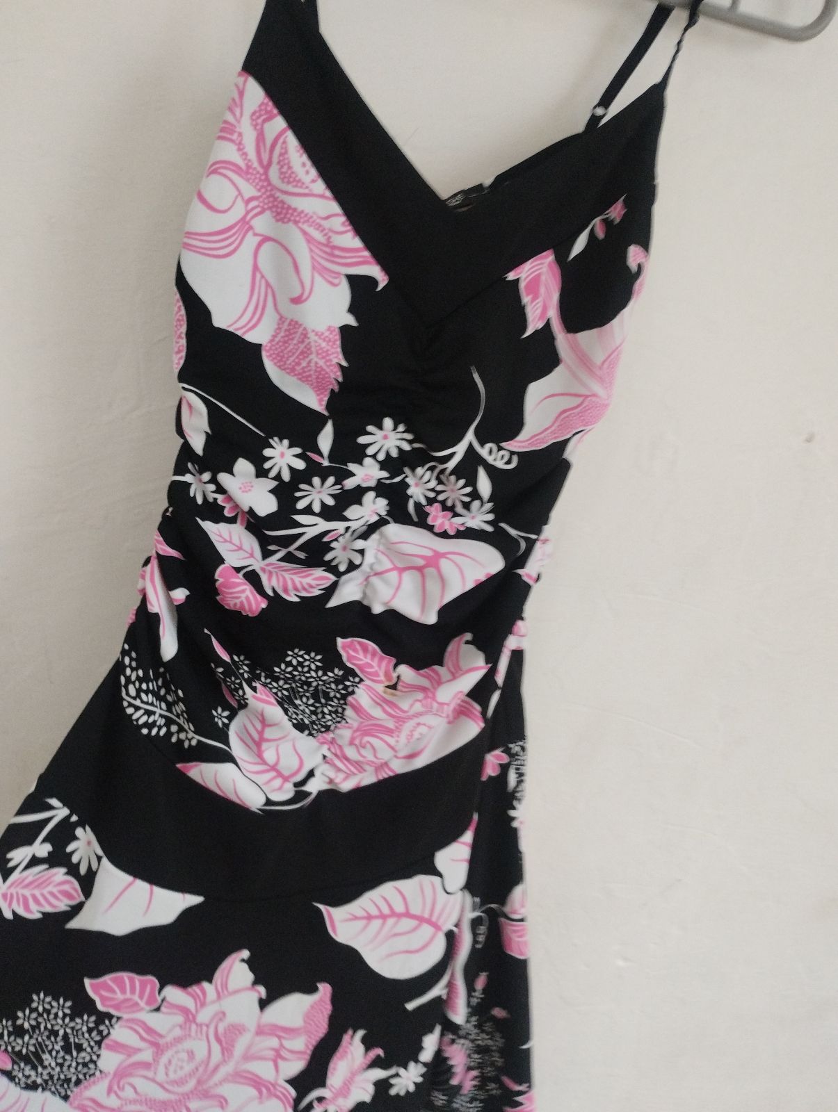 Vestido de verano con estampado floral en negro y rosa