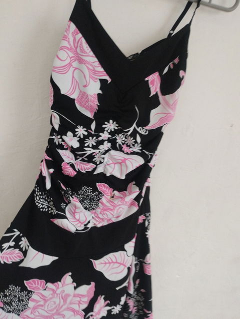 Vestido de verano con estampado floral en negro y rosa
