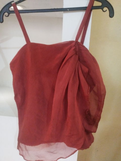 Blusa sin mangas color rojo con detalle drapeado