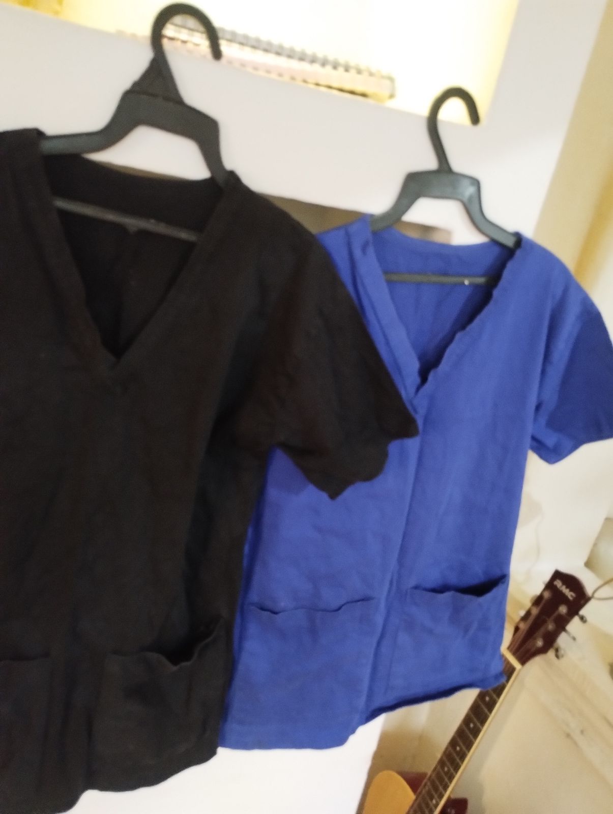Conjunto de dos blusas de trabajo: negra y azul