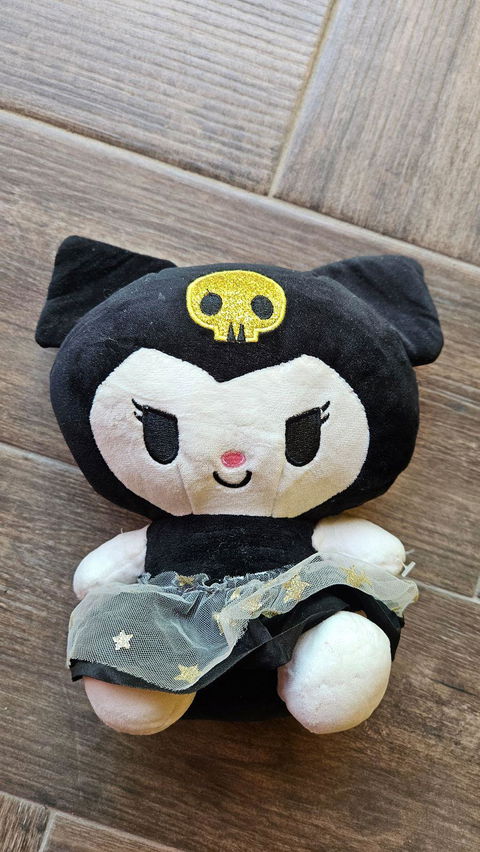 Muñeca de peluche Kuromi con falda de tul
