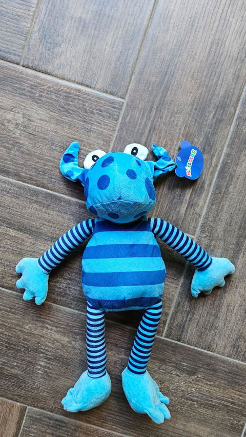 Muñeco de peluche azul con rayas