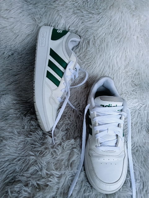 Tenis Adidas Blancos con Verde Talla 22.5 - Como Nuevos