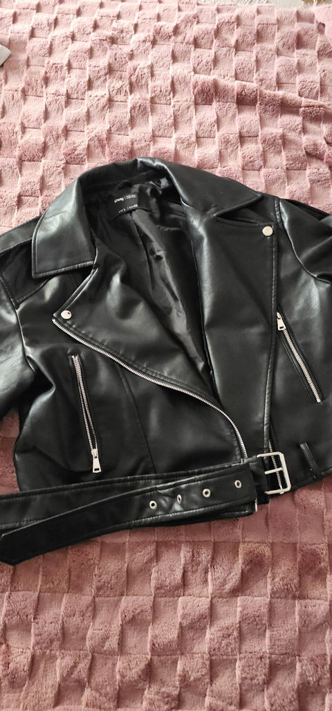 Chamarra Negra Tipo Biker Efecto Piel - Talla L