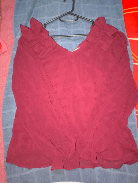 Blusa Entro Vino con Detalles Texturizados Talla S