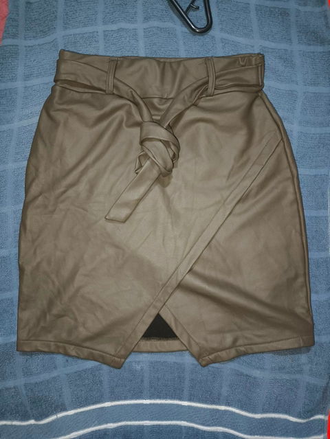 Falda short vinipiel cruzada con nudo Jera Collection Talla S/M