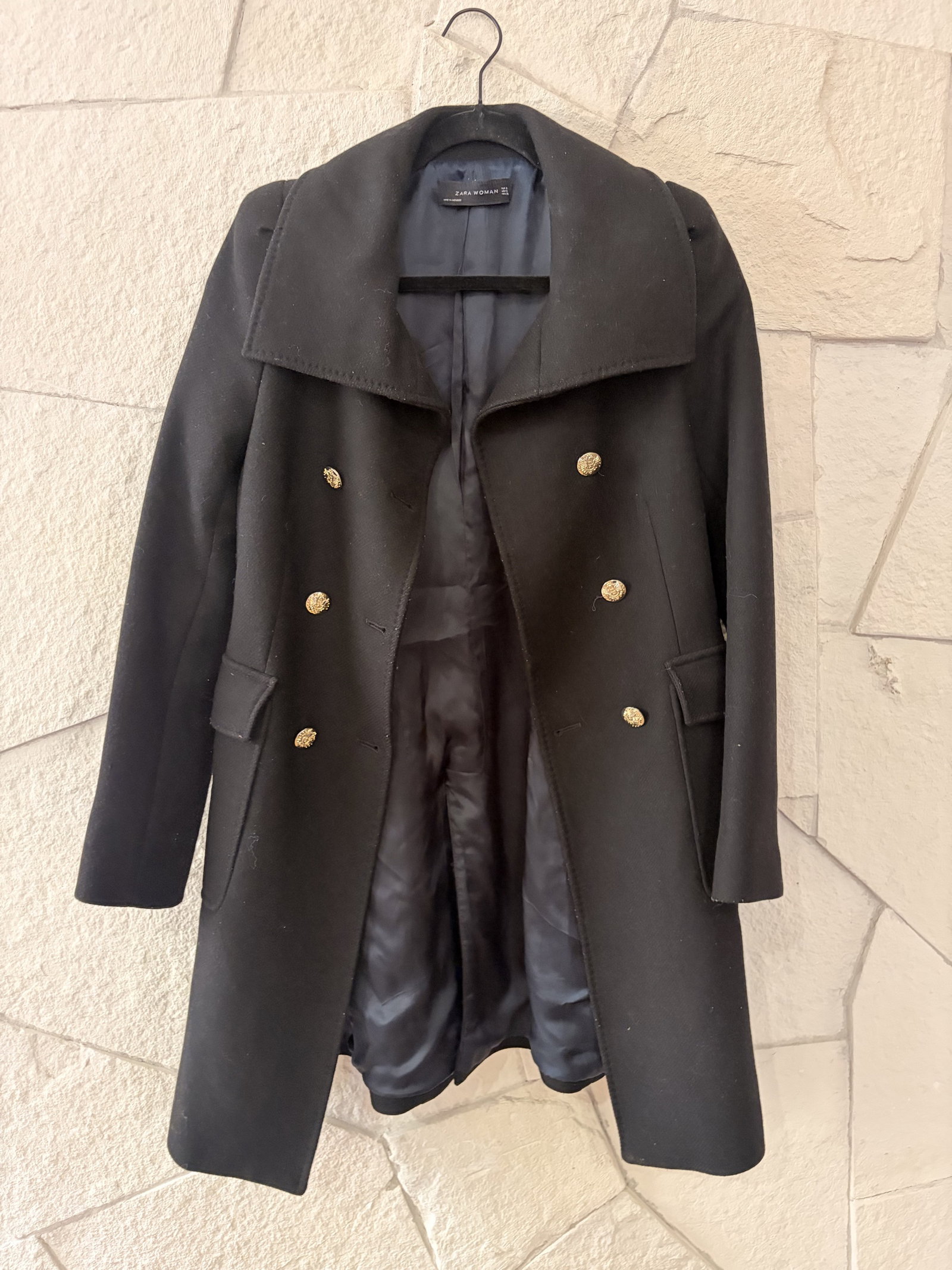 Abrigo negro de Zara con botones dorados