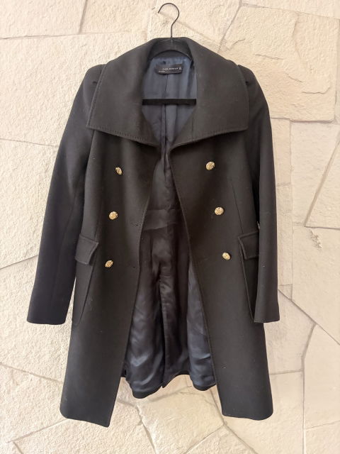 Abrigo negro de Zara con botones dorados