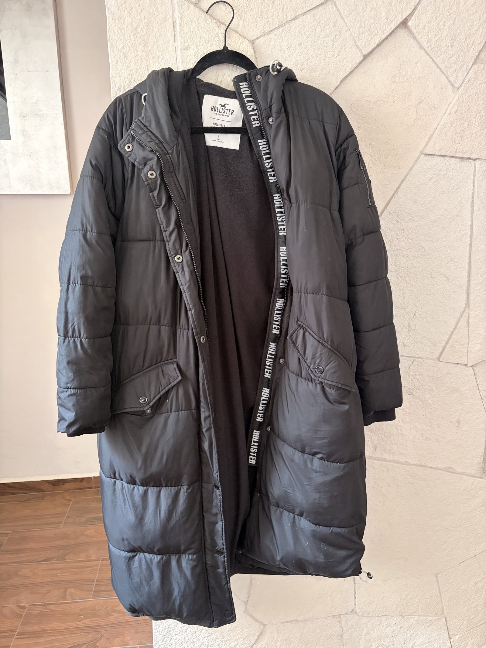 Chamarra Hollister Acolchada Larga Negra con Capucha - Hollister