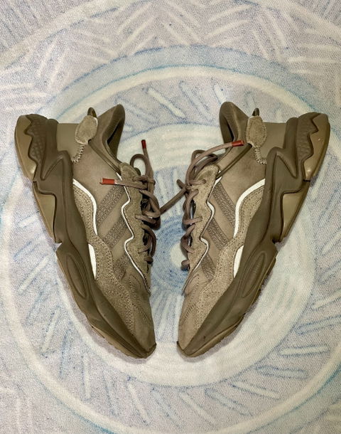 Tenis Adidas Ozweego Chalky Marrón #23.5 en Buen Estado